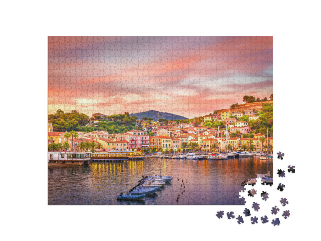 Puzzle 1000 pezzi „Porto e villaggio di Porto Azzurro al tramonto, Isola d'Elba, Italia“