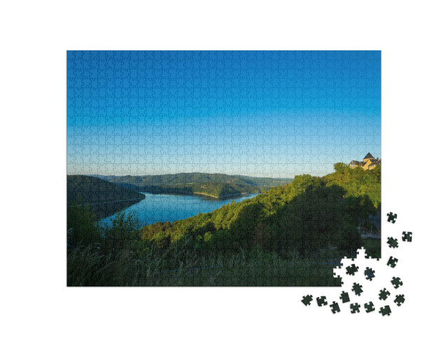 Puzzle 1000 pezzi „Vista del Palais Waldeck sul Lago di Edersee“