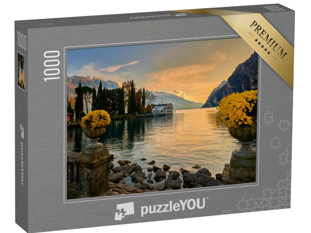 Puzzle 1000 pezzi „Beautiful and colorful autumn in Riva del Garda, Lake Garda surrounded by mountains“