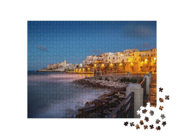 Puzzle 1000 pezzi „Vista notturna di Vieste - capoluogo di Capo Gargano, Puglia, Italia“