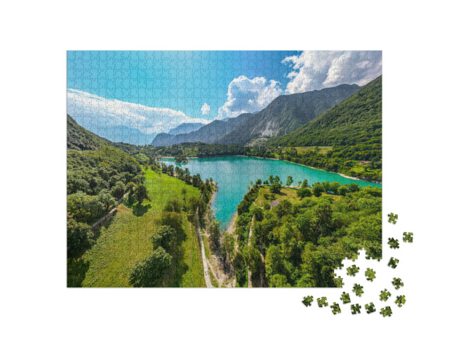 Puzzle 1000 pezzi „Una vista pittoresca del Lago di Tenno circondato da montagne con un'isola alberata“
