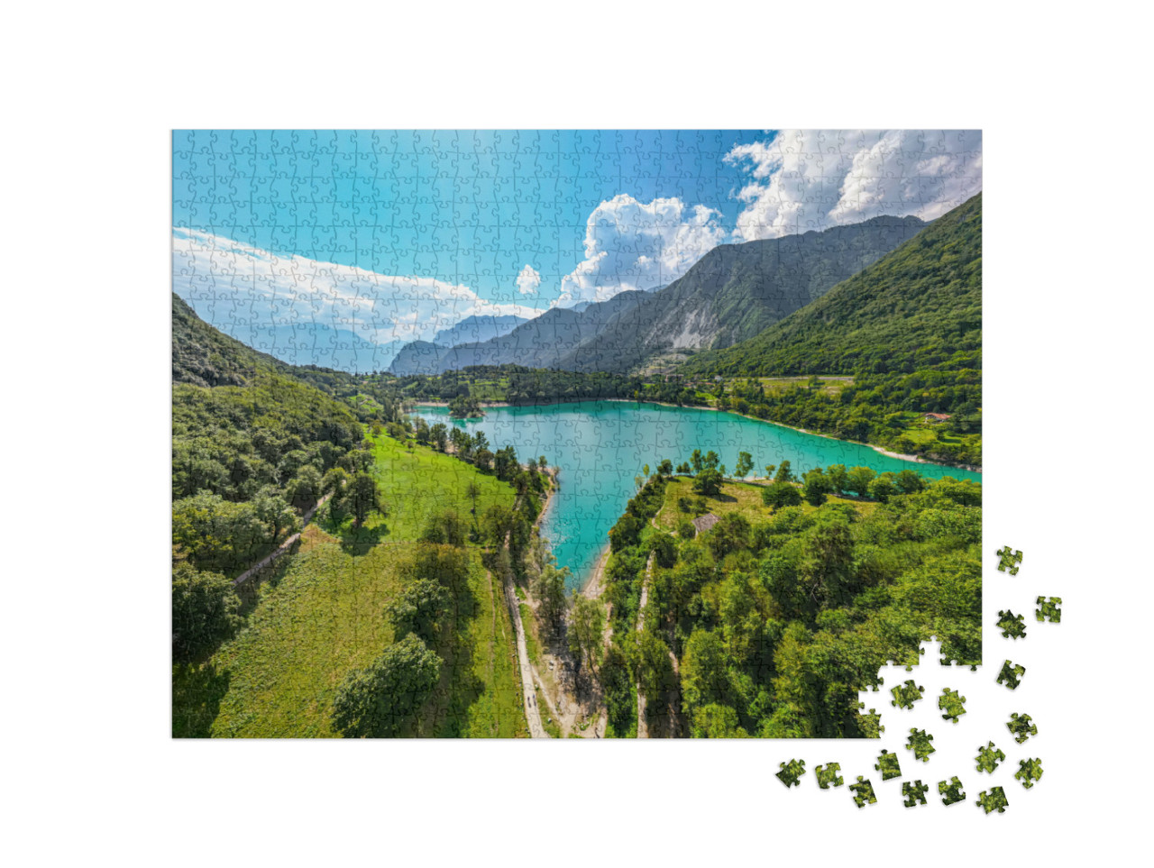 Puzzle 1000 pezzi „Una vista pittoresca del Lago di Tenno circondato da montagne con un'isola alberata“