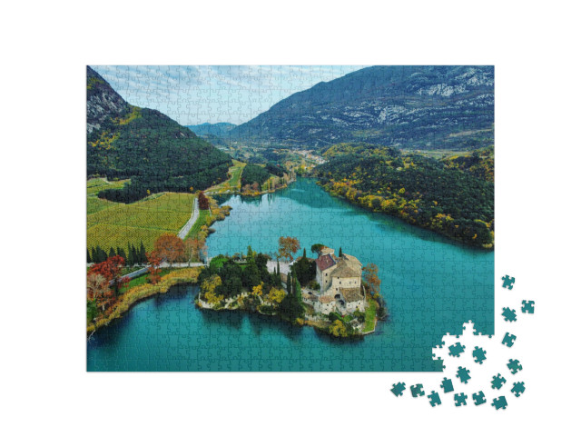 Puzzle 1000 pezzi „Castello di Toblino, veduta aerea del castello di Toblino in mezzo al lago a Trento“