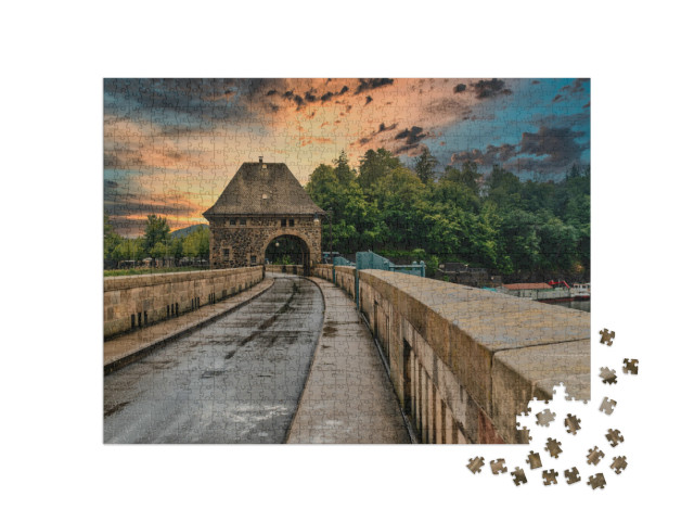 Puzzle 1000 pezzi „Sala della torre con ciottoli sul lago Edersee in Assia, Germania“