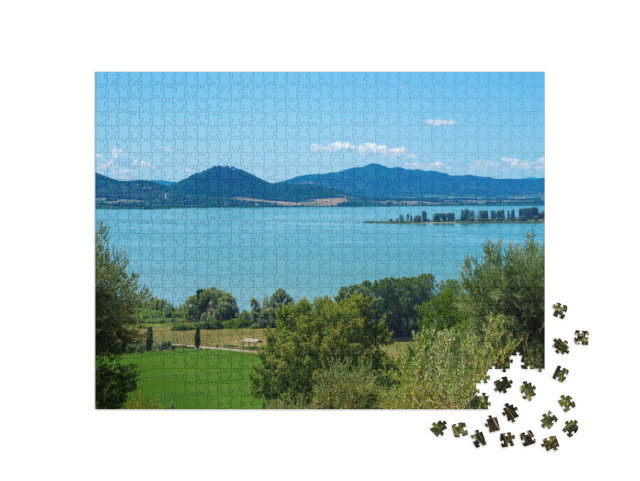 Puzzle 1000 pezzi „Il lago Trasimeno in estate presso Torricella e Monte del Lago, in provincia di Perugia, Umbria, Italia“