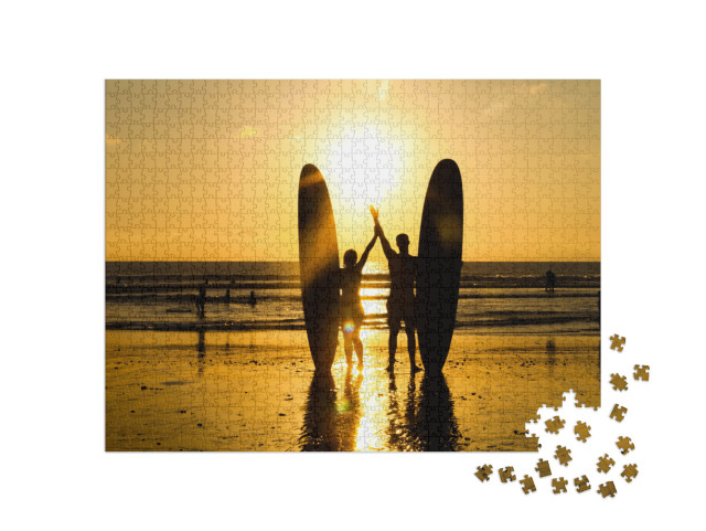 Puzzle 1000 pezzi „Coppia di surfisti al tramonto sulla spiaggia“