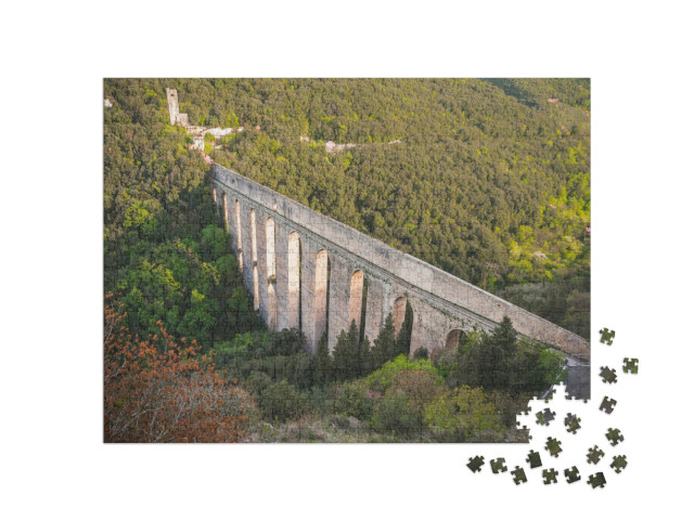 Puzzle 1000 pezzi „Il Ponte delle Torri è un ponte ad arco derivato da un acquedotto romano che si trova a Spoleto.“