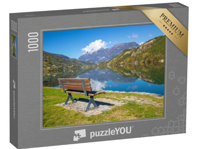 Puzzle 1000 pezzi „Lago di Cavedine, splendido lago. Panchina di legno a fuoco. Italia. Arco“