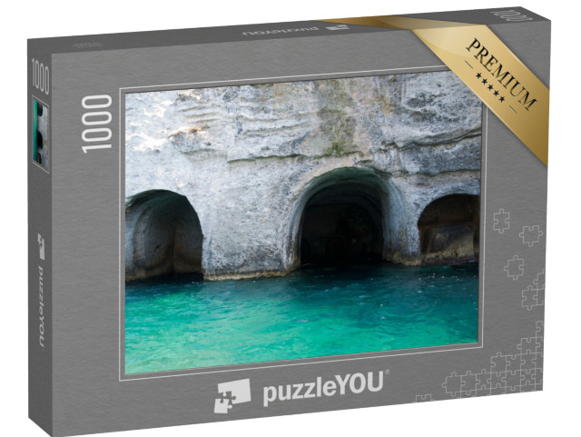 Puzzle 1000 pezzi „Grotte di Pilato nell'isola di Ponza in una bella giornata estiva dell'agosto 2019.“