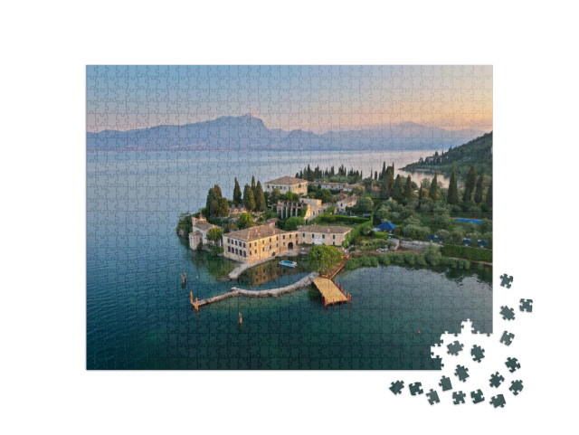 Puzzle 1000 pezzi „Vista di Punta San Vigilio sul Lago di Garda all'alba“