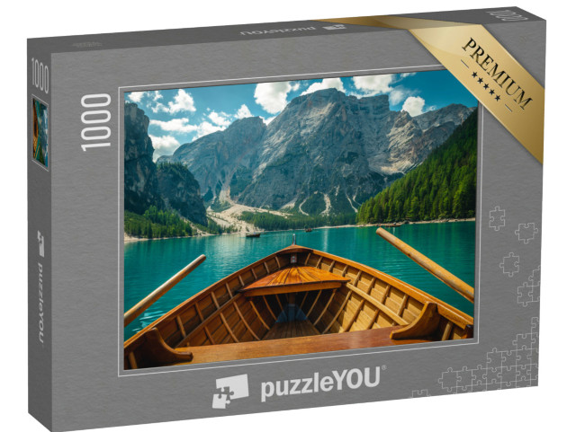 Puzzle 1000 pezzi „Splendida vista con montagne e boschi verdi dalla barca a remi in legno, Lago di Braies, Dolomiti, Italia“