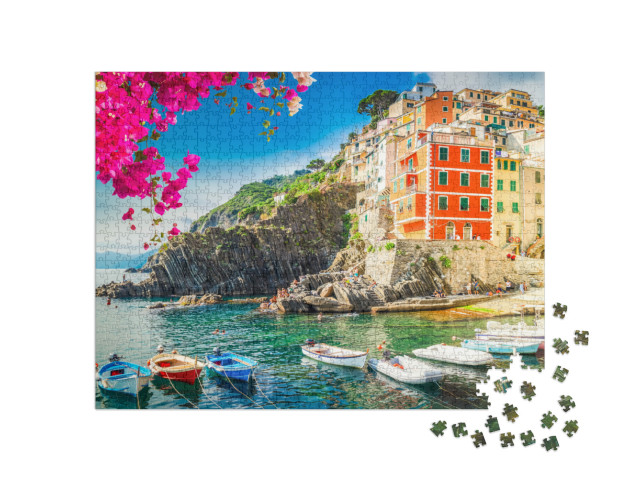 Puzzle 1000 pezzi „Riomaggiore, pittoresca cittadina con barche ormeggiate delle Cinque Terre e fiori, Italia“