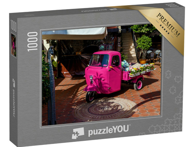Puzzle 1000 pezzi „Piaggio Ape di colore rosa con fiori e oggetti in vendita nel bagagliaio“