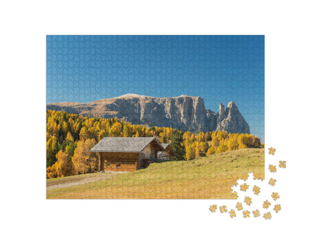 Puzzle 1000 pezzi „Alpeggio autunnale dell'Alpe di Siusi con vista sul massiccio dello Sciliar, rifugio, Sciliar, Dolomiti“
