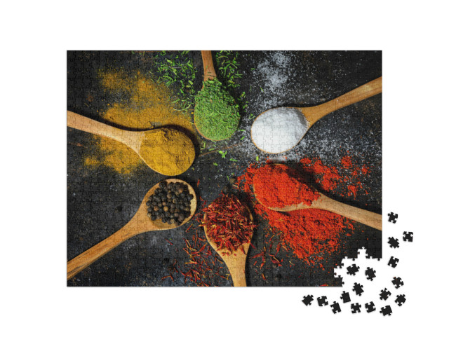 Puzzle 1000 pezzi „Selezione di spezie ed erbe aromatiche su cucchiai per le spezie“