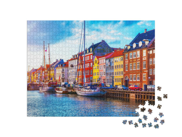 Puzzle 1000 pezzi „Tramonto con vista sul molo di Nyhavn: navi, yacht e case colorate“