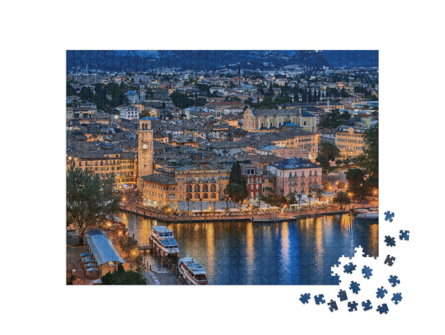 Puzzle 1000 pezzi „Bella vista notturna di Riva del Garda, Lago di Garda, Italia“