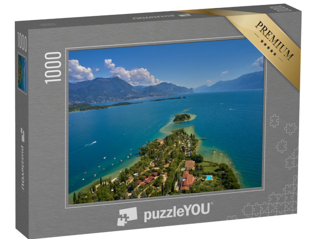 Puzzle 1000 pezzi „Vista impareggiabile sull'isola di San Biagio. Sullo sfondo si intravedono le Alpi, Lago di Garda, Italia“