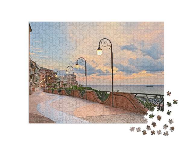 Puzzle 1000 pezzi „Ortona, Abruzzo, Italia: lungomare all'alba, bella terrazza con lampione sul mare Adriatico“