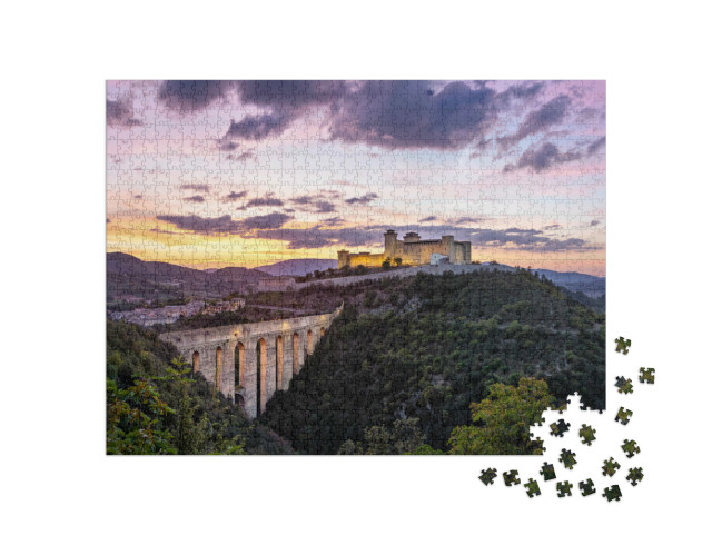 Puzzle 1000 pezzi „Spoleto al tramonto. Ponte delle torri medievale e Rocca Albornoziana, Provincia di Perugia, Italia“