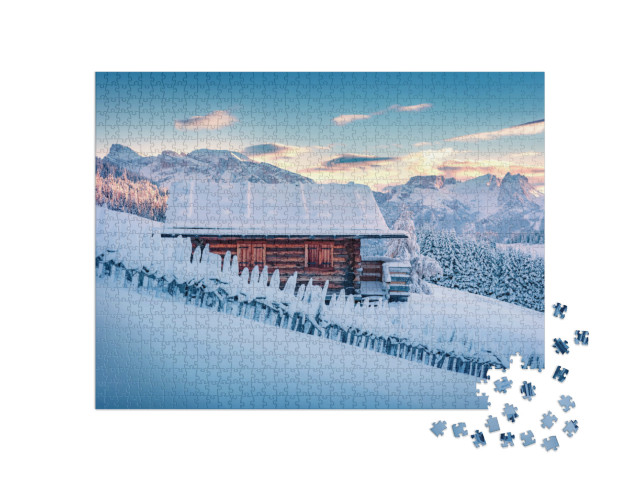 Puzzle 1000 pezzi „Baita in legno sulla collina del villaggio dell'Alpe di Siusi. Alba invernale innevata nelle Dolomiti“