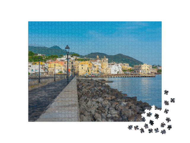 Puzzle 1000 pezzi „Veduta della città di Porto d'Ischia, che conduce al Castello Aragonese sull'isola d'Ischia, Italia.“