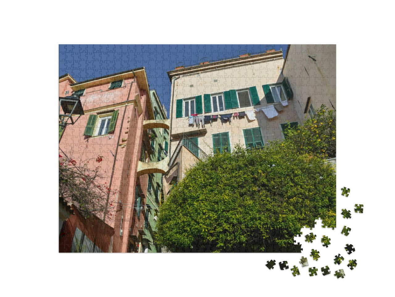 Puzzle 1000 pezzi „Veduta del centro di Sanremo sulla Riviera dei Fiori con le antiche case tipiche dai colori pastello“