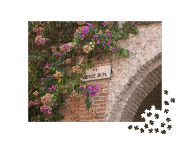 Puzzle 1000 pezzi „Un pittoresco cartello stradale nelle tortuose strade di Sirmione, in Via Antiche Mura.“