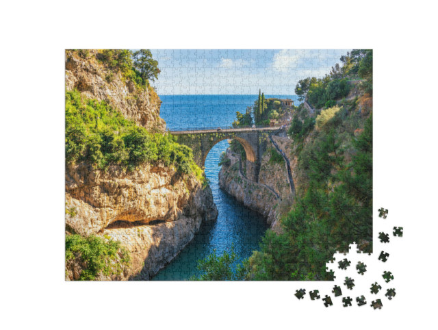 Puzzle 1000 pezzi „Fiordo e ponte di Furore, Costiera Amalfitana, Salerno, Italia“
