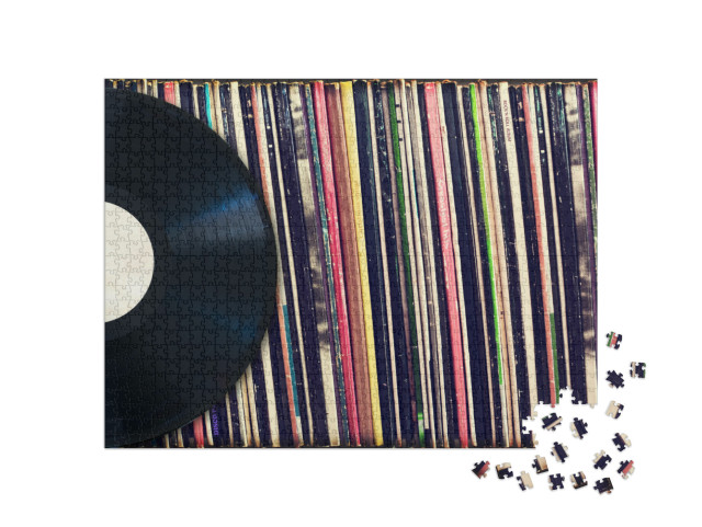 Puzzle 1000 pezzi „Disco in vinile davanti a una collezione di album“