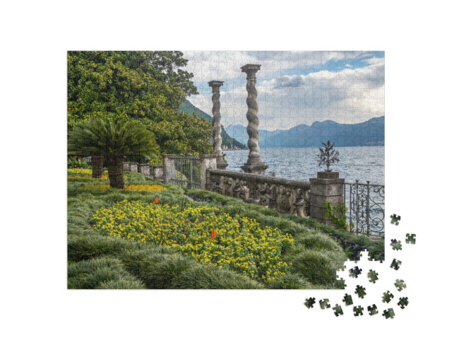 Puzzle 1000 pezzi „Giardini lussureggianti e colonne in pietra a Villa Monastero con vista sul Lago di Como, Lombardia“