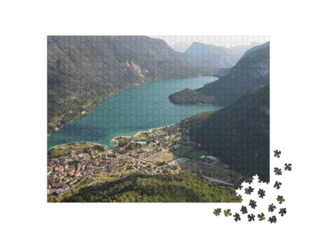 Puzzle 1000 pezzi „Una veduta aerea del lago di Molveno, in Trentino.“