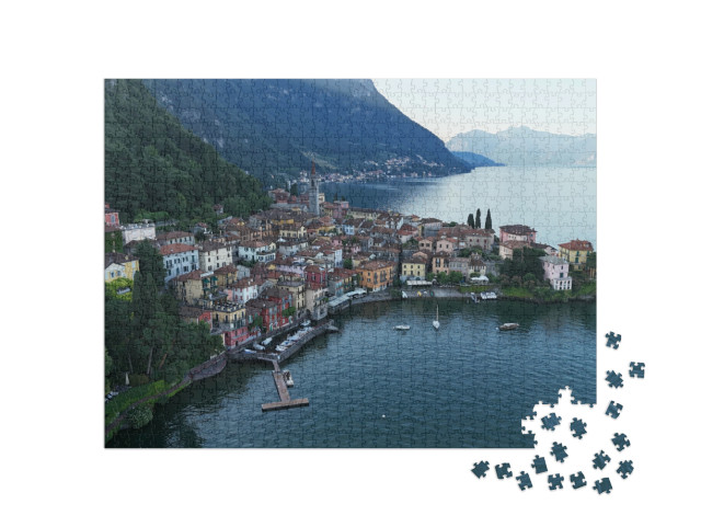 Puzzle 1000 pezzi „Vista aerea mattutina di Varenna sul lago di Como“