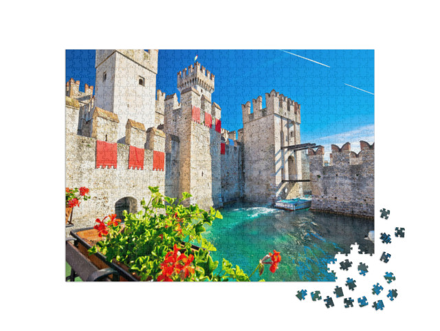 Puzzle 1000 pezzi „Vista delle mura d'ingresso della città di Sirmione, Lago di Garda, Lombardia, Italia“