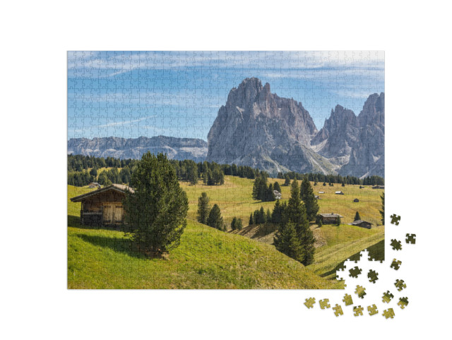 Puzzle 1000 pezzi „Vista panoramica delle tradizionali baite in legno sull'Alpe di Siusi con il Sassolungo sullo sfondo“