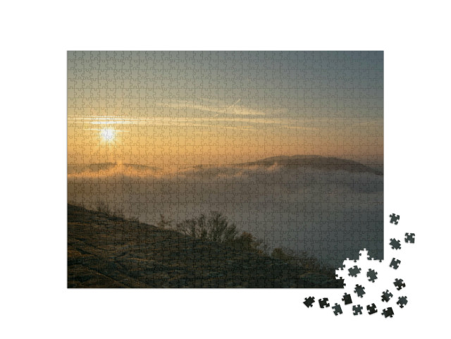 Puzzle 1000 pezzi „Situazione di inversione meteorologica sul lago Edersee con il sorgere del sole“