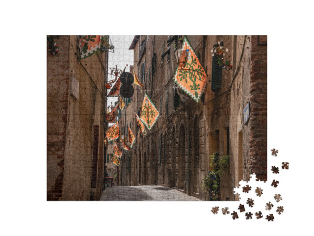 Puzzle 1000 pezzi „Bandiera delle Contrade della città di Selva-Rhino appesa in una strada del centro di Siena, Italia“