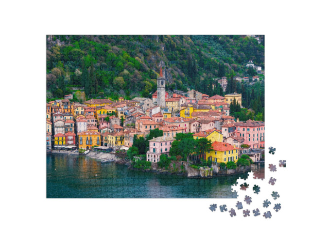 Puzzle 1000 pezzi „Villaggio di Varenna sul lago di Como, vista aerea del centro storico con la chiesa di San Giorgio“