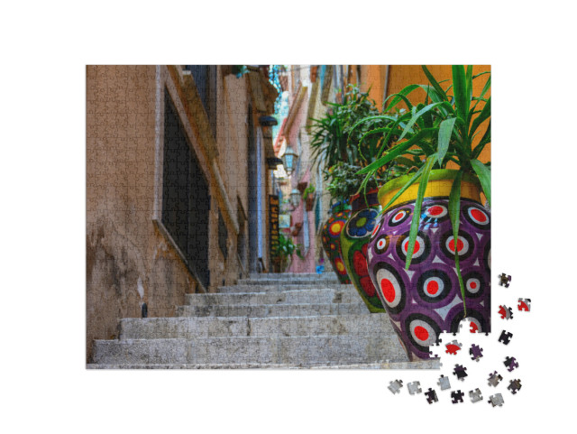 Puzzle 1000 pezzi „Vasi d'arte con fiori per le strade della Sicilia“