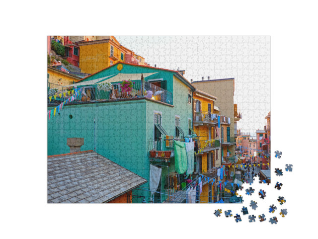Puzzle 1000 pezzi „Manarola: case tradizionali colorate su una roccia sopra il Mediterraneo al tramonto“