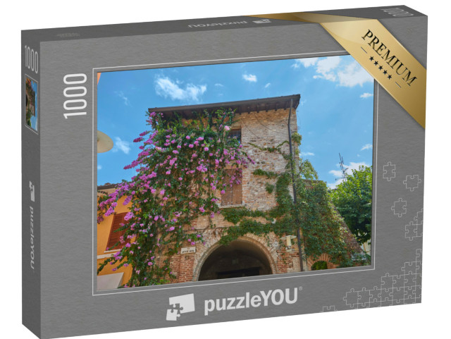 Puzzle 1000 pezzi „Sirmione, mit dem alten Stadthaus und blühenden Bougainvillea, am Gardasee. Provinz Brescia, Italien.“