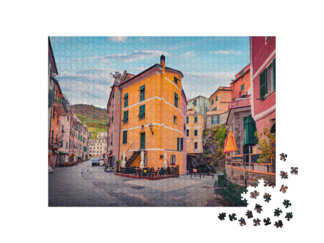Puzzle 1000 pezzi „Bella vista mattutina della strada vuota del porto di Vernazza in Liguria“