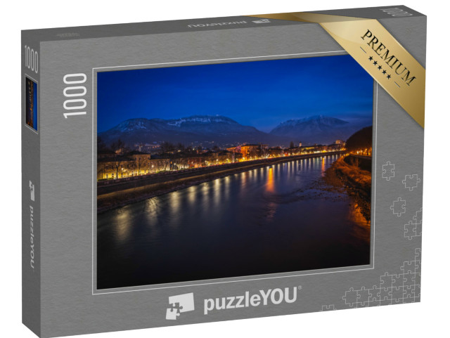 Puzzle 1000 pezzi „Vista notturna della città di Trento, Italia, con le montagne innevate sullo sfondo“
