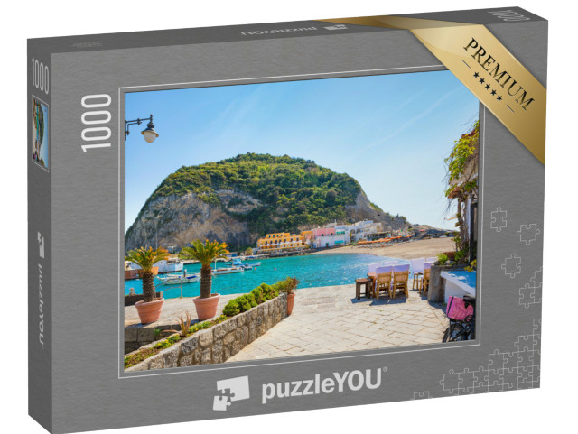 Puzzle 1000 pezzi „Splendida costa del villaggio di Sant'Angelo, enormi rocce verdi nel mare blu vicino all'isola di Ischia“