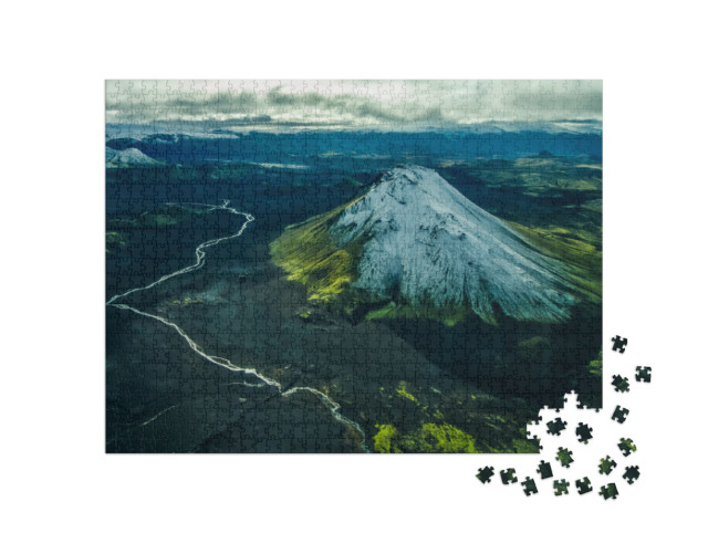 Puzzle 1000 pezzi „Veduta aerea di un fiume vicino a un vulcano innevato in Islanda“