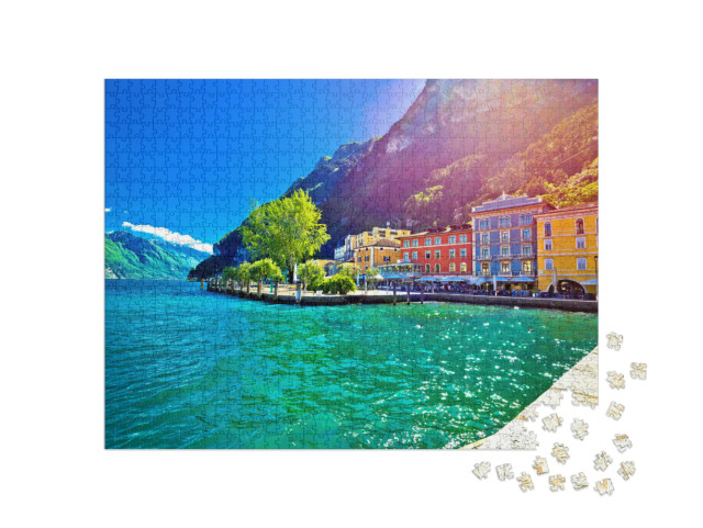 Puzzle 1000 pezzi „Riva del Garda vista sul lungomare al tramonto, Lago di Gada, Trentino Alto Adige, Italia“