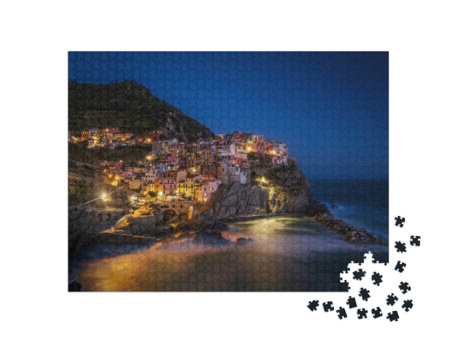 Puzzle 1000 pezzi „Manarola, La Spezia, vista costiera delle Cinque Terre di notte. Immagine a lunga esposizione“