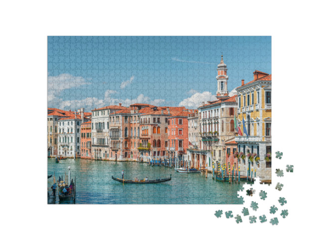 Puzzle 1000 pezzi „Vista del Canal Grande con barche e facciate colorate di case antiche dal Ponte di Rialto a Venezia“