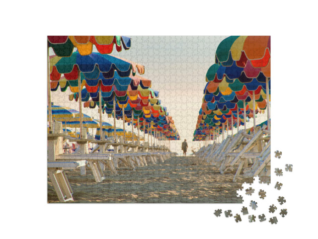 Puzzle 1000 pezzi „File di ombrelloni multicolore durante l'alba a Rimini“