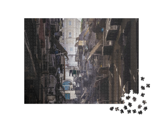 Puzzle 1000 pezzi „Napoli: veduta stradale del centro storico, strada stretta, vicolo tra i quartieri più frequentati“